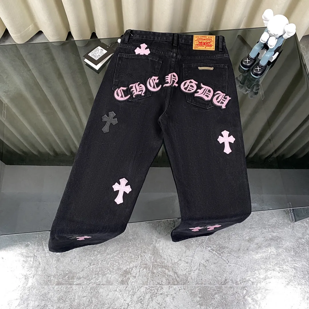 🅿️280 Original development Hardware customization Chrome Hearts Chengdu limited New city limited jeans Chrome Hearts city limited jeans Size: S M L [Top heavy industry fashionable design] Consistently made in high street luxury style. Speaking of this style, the Zangyin family and GU family are definitely the leading representative brands. Especially the Zangyin family has really achieved a state-of-the-art effect in creating high street style. The unique washed material is used to create this style. The color system is quite eye-catching. It is decorated with patchwork cross flowers, which cleverly highlights the charm of the brand. Secondly, this style uses classic The high-waist cutting design highlights the long legs and fashionable temperament of the upper body. The brand is highly recognizable and the slim fit configuration is more suitable for daily wear. It is a product that interprets personality, fashion, and specifications at a glance. This single product is enough to make any fan excited. It can be a white T-shirt for youthful preppy style, or a tight suspender for lady style. It has strong matching ability and can be easily controlled by men.  [Material and craftsmanship] Needless to say, this point goes without saying. As an excellent craftsman brand, Zangyin has really perfect requirements for details and craftsmanship. The washed color of this model has gone through so many processes, not to mention the embellishment of the denim appliqués. It is also purely handmade and sewn. Just like what they believe in, only handmade things have soul and have the meaning of wear. A top-notch heavy-duty fashionable denim item, I look forward to your perfect interpretation! !